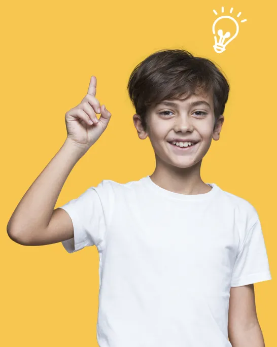 Joven sonriente señalando hacia arriba