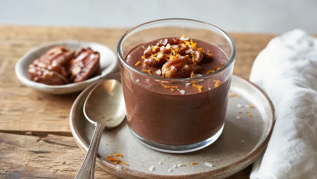 Mousse de Chocolate Oscuro con Nuez Pecana Caramelizada