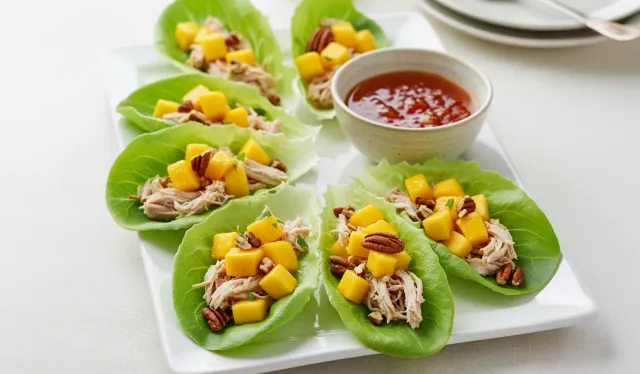 Wraps de Lechuga con Pollo, Mango y Nuez Pecana