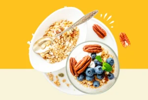 Un plato con nueces pecanas, cereales, granola, moras frescas y yogur.