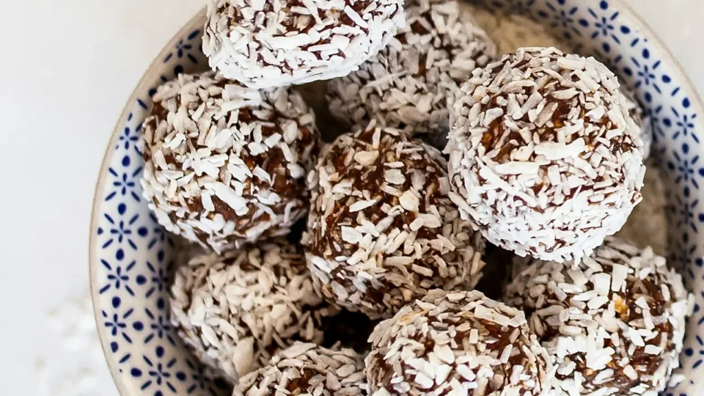 Bolitas energéticas caseras de nuez y coco, un snack saludable con nueces para una alimentación equilibrada. ¡Descubre cómo hacer estas deliciosas bolitas energéticas en casa!