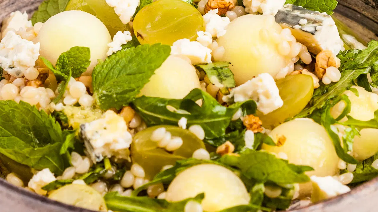 Ensalada fresca de espinaca con peras, nueces pecanas y queso feta, aliñada con vinagreta balsámica. Una deliciosa receta con nueces perfecta para una comida ligera y saludable.