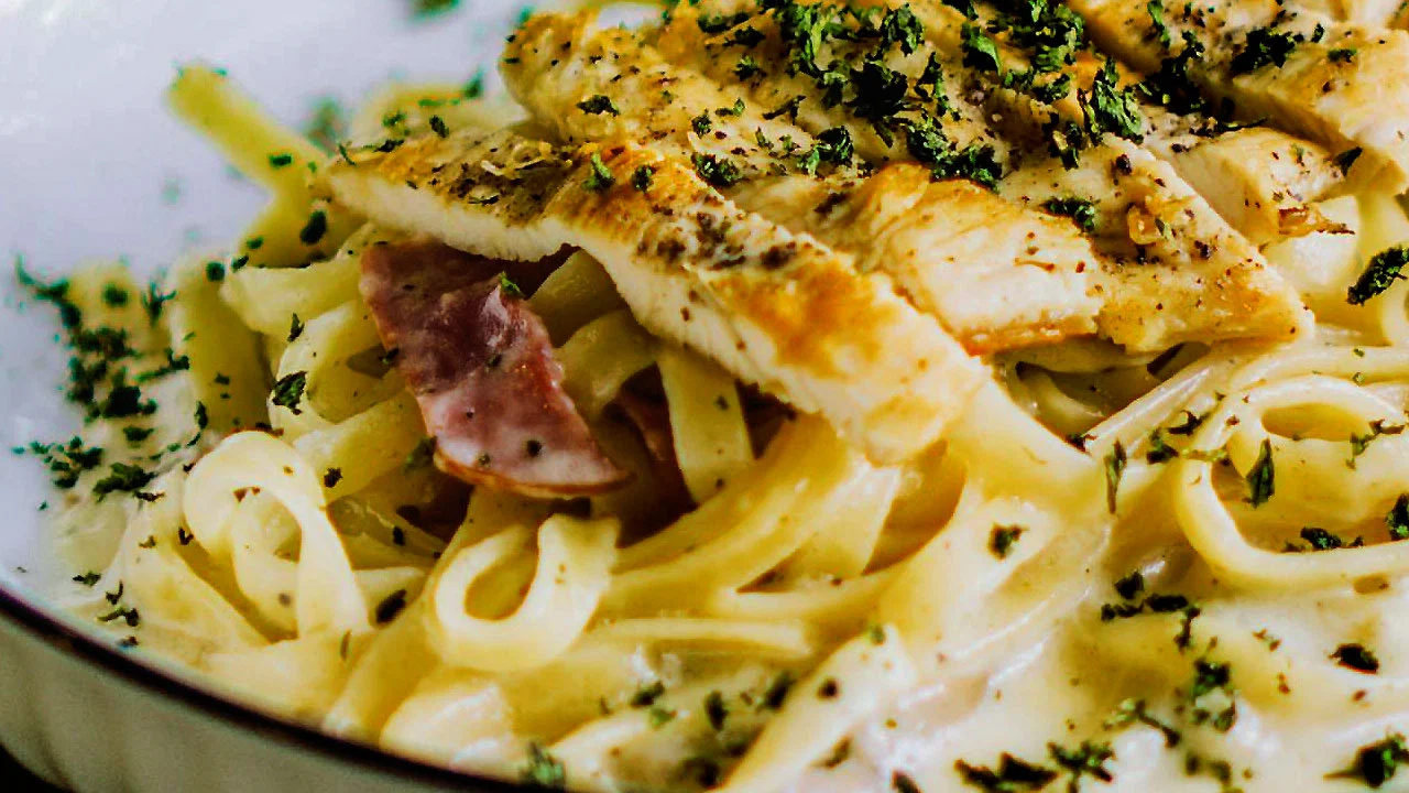 Fettuccine con salsa cremosa de nuez, una receta fácil con nueces para una comida reconfortante y deliciosa. ¡Descubre cómo hacer esta receta con nueces en pocos pasos!