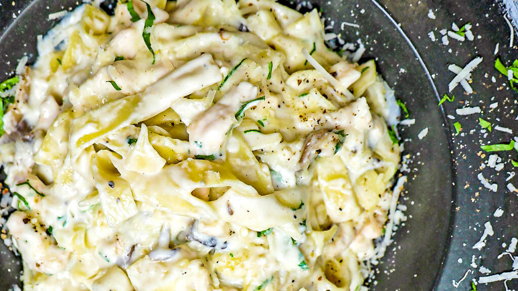 Fettuccine casero con salsa de nuez y queso parmesano, una opción irresistible para una cena rápida y sabrosa. Aprende a preparar esta deliciosa receta fácil con nuez y sorprende a tu familia."