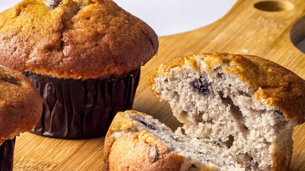 Disfruta de estos muffins esponjosos y llenos de sabor en casa con esta fácil receta de muffins con nueces.