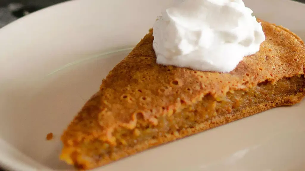 Tarta casera de calabaza adornada con nueces pecanas. ¡Descubre cómo hacer esta delicia en casa y disfruta de un postre reconfortante y lleno de sabor!